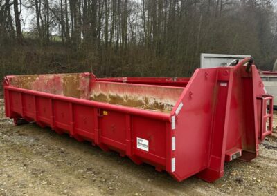 Abroll-Container mit Maschinenrampe