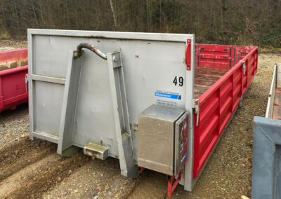 Abroll-Container mit Seitenwand abklappbar