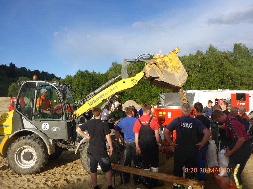 Feuerwehren befüllen Sandsäcke - Kieswerk Rauscheröd