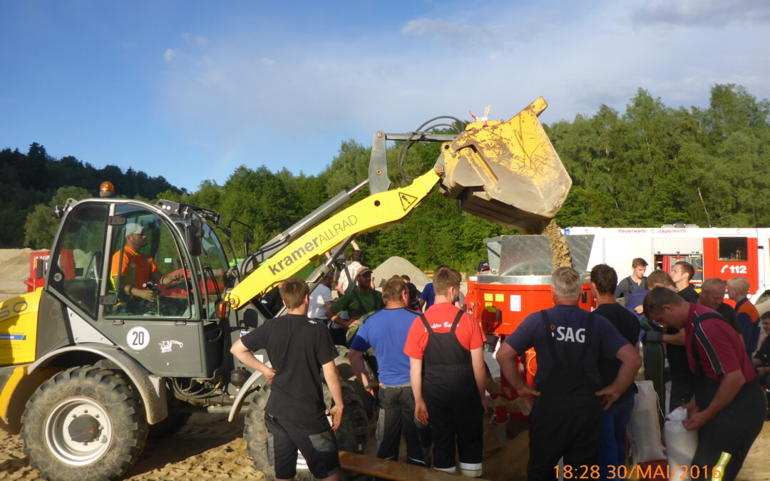 Feuerwehren befüllen Sandsäcke
