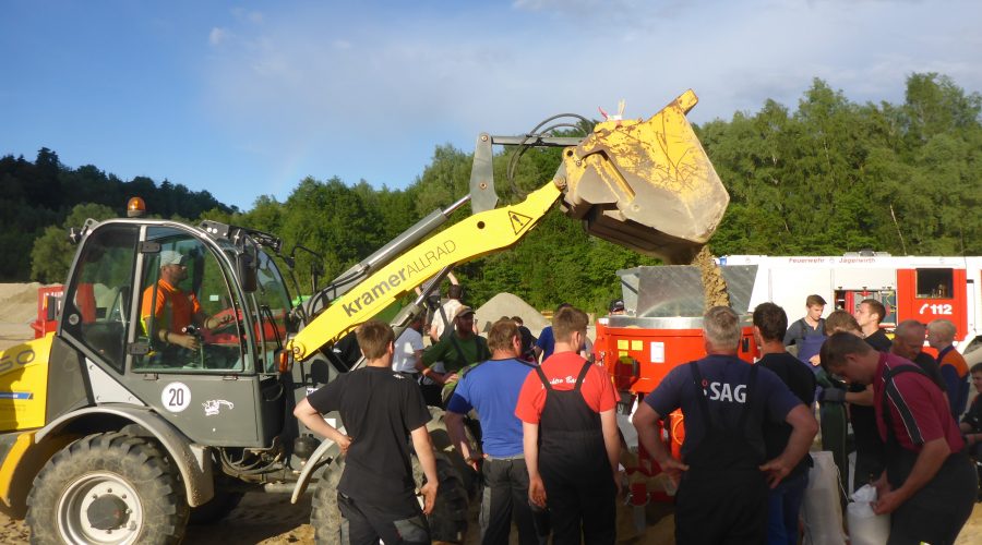 Feuerwehren befüllen Sandsäcke