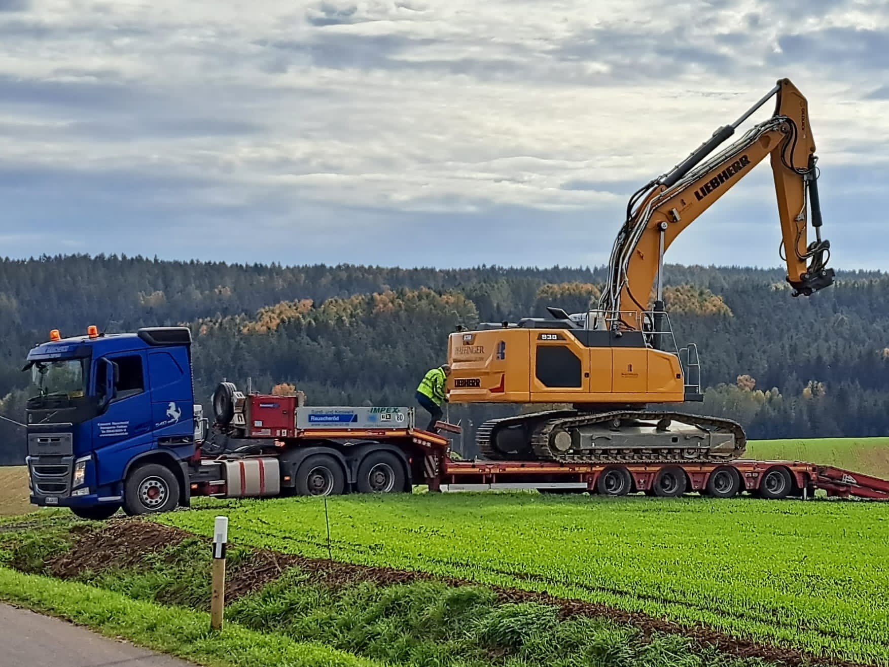 Tieflader mit Liebherr Kettenbagger