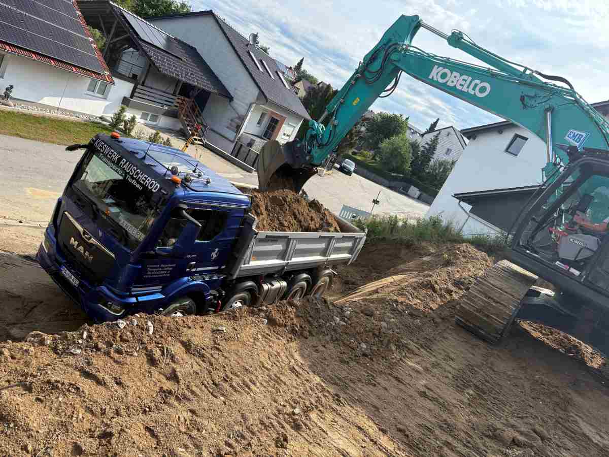 Erdreichverladung auf 4-Achs-LKW