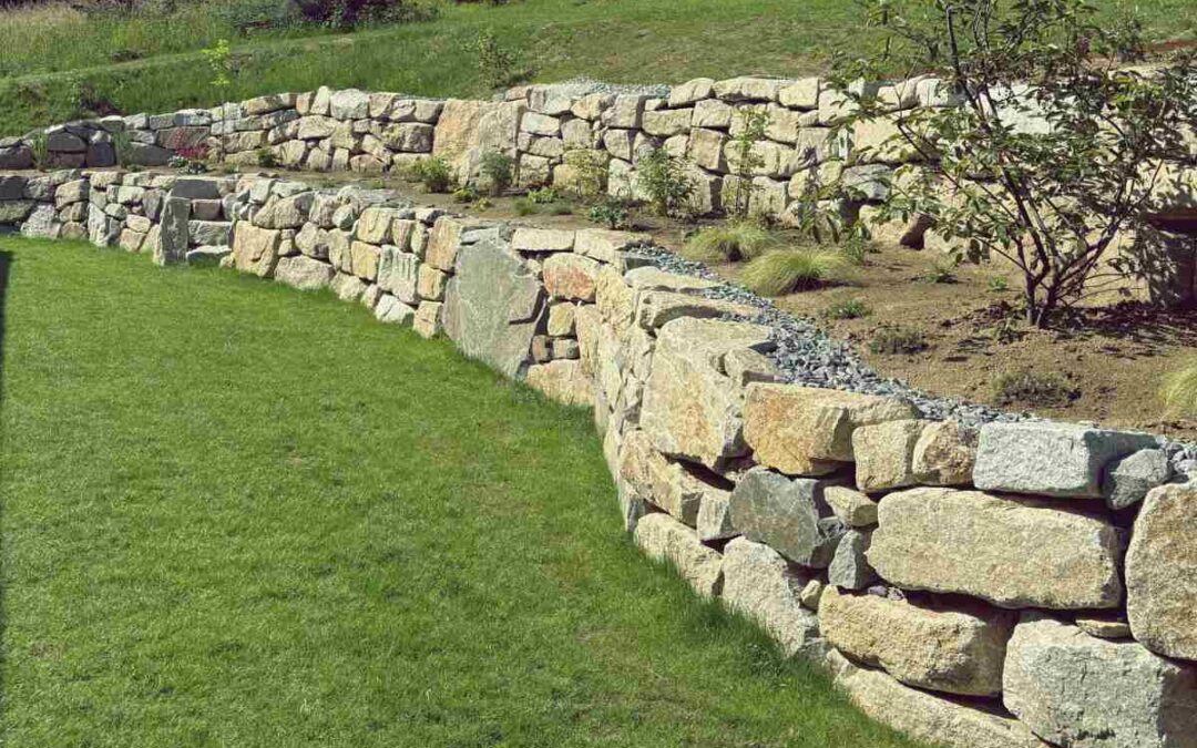 Natursteinmauer: Hang sicher abfangen